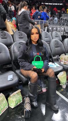 Outfits For Nba Game Black Women, Nba Gf Outfit, Nba Style Fashion Women, Nba Games Outfits Black Women, Nba Game Fits Women, Basketball Courtside Outfits, Courtside Nba Game Aesthetic, Nba Games Outfits Women, Game Outfits For Women Basketball