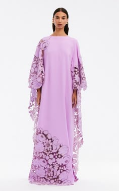 Bubu Gown Styles, Silk Caftan, Embroidered Caftan, Kaftan Designs, Chic Dress Classy, Diy Crown, Muslim Fashion Dress, Iconic Dresses, Abaya Designs