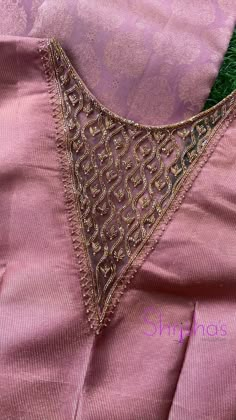 Minimal Blouse, Rose Garland Wedding, Blouse Designs Silk Saree, Machi Work, Maggam Blouses, Silk Saree Blouse Designs Patterns, Wedding Blouse Designs