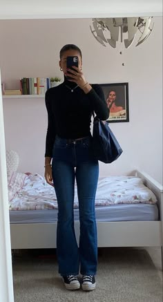 Blue Flare Jeans Outfit, Dark Blue Flared Jeans, Flare Jeans Outfit Winter, Flared Jeans Outfit Fall, Dark Blue Jeans Outfit, Flair Jeans Outfit, Dark Jeans Outfit, Flares Outfit, Dark Flare Jeans