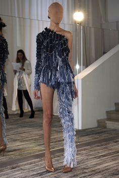 Maison Martin Margiela at Couture Spring 2009 - Runway Photos Jeans Runway, Deconstruction Fashion, Coachella 2023, Detail Couture, Exquisite Corpse, Recycled Dress, Denim Inspiration, Denim Projects, Denim Ideas