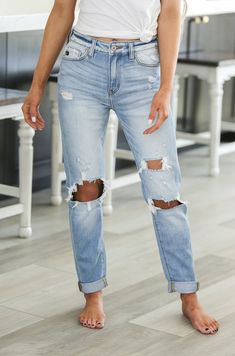 Kancan Canyon High Rise Mom Jeans Simple Mom Outfits, Jeans For Summer, Women's Wardrobe Essentials, Real Women Fashion, How To Wear Jeans, Denim Essentials, Kancan Jeans, Work Outfit Ideas, Summer Denim