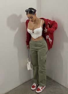 Streetwear Fashion Pants, Women's Cargo Pants, Cargo Outfit, Cargo Pants Outfits, Y2k Fits, Blouses Designs, Secret Room, Mode Zara, Cargo Pants Outfit