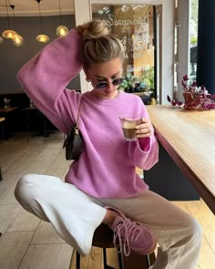 Pink Jumper Outfit Winter, Beige Pink Outfit, Fashion Knitwear, Versatile Sweater, Look Rose, Stylish Sweater, Skandinavian Fashion, Comfortable Sweater, Sweater For Women