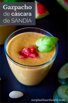 Nos encanta el gazpacho español y lo nutritivo y fresco que es. Esta sopa de cáscara de sandía 🍉 es un giro que te dejará boquiabierto.¡Seguro que después de probar esta receta no volverás a tirar las cáscaras de sandía! ¡Ni siquiera querrás hacer abono con ellos! #gazpacho #sopa #verano Spanish Gazpacho, Veggie Dinner, Vegan Pasta Recipes, Dinner Meal Prep, Watermelon Rind, Healthy Juice Recipes, Dinner Bowls