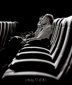 a man sitting on top of a couch next to a black and white photo with the words me gustria ver mi viada