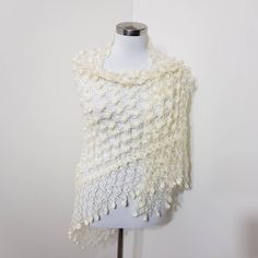 suitable for all sizes. It is made by hand knitting from knitting yarn. 80% acrylic 20% wool You can wash it in the washing machine at 30 degrees. For other shawls, please visit my store. Crochet Bridal Shawl, Bridal Shawl Crochet, Knitted Bolero, Bolero Crochet, Designer Shawl, Triangle Shawl, Shawl Crochet, Bridal Shawl, Crochet Shawls