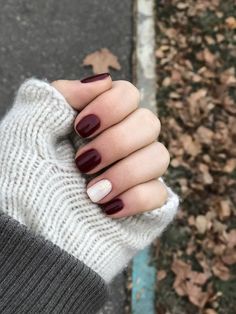 Elevate your autumn manicure game with these 49 burgundy nail designs. From the timeless elegance of matte finishes to the sparkling allure of glitter accents, these styles will add a touch of sophistication and modern flair to your nails. Autumn Manicure, Natural Nail Designs, Super Nails, Nails Desing, Autumn Nails, Christmas Nail Designs, Popular Color