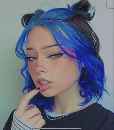 Hangodango on tiktok Split Dyed Hair, Short Grunge Hair, Dyed Hair Inspiration, Hair Inspiration Short, Hair Stylies, Alternative Hair, Dye My Hair, Hair Dye Colors