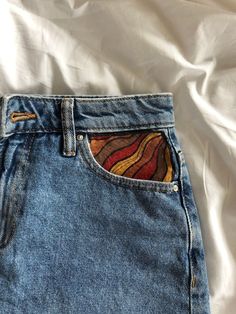 Acrylic Paint Clothes, Jeans Acrylic Paint, Fabric Paint On Jeans, Hand Painted Jeans Diy Ideas, Hand Painted Clothing Diy, Denim Painting Ideas, Painted Pants Idea, Jeans Jacket Painted, Painted Denim Skirt