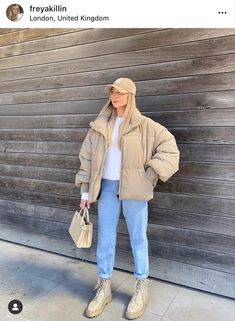 Winter Outfits With Beige Boots, Zara Outfit 2022 Fall, Winter Beige Outfit, Beige Puffer Outfit, Outfits With Beige Boots, Outfit With Beige Boots, Zara Bag Outfit, Beige Puffer Coat Outfit, Winter Outfits Zara