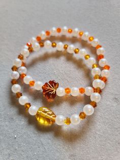 2 stackable autumn leaf bracelets Clay Bead Bracelet Ideas Autumn, Fall Bracelets Diy, Fall Bracelet Ideas, Bracelets Fall, Fall Bracelets, Themed Bracelets, Autumn Bracelet, Bracelet Inspo, Bracelets Patterns