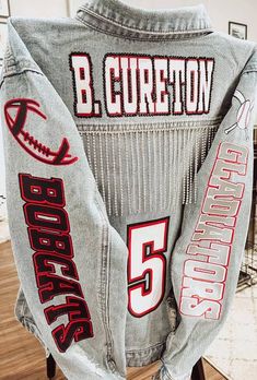 Football Denim Jacket, Senior Jean Jacket, Football Jean Jacket Girlfriend, Nfl Jean Jacket, Diy Jean Jacket Ideas, Jean Jacket Ideas, Jeans Jacket Outfit, Spirit Jeans, Football Girlfriend Shirts