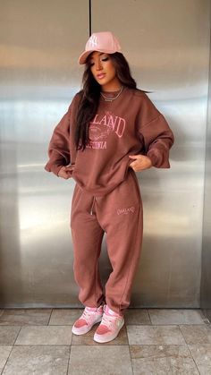 Vintage Crewneck Sweatshirt Outfit, Sweat Suits Outfits, Athleisure Street Style, Jacket Outfit Women, Streetwear Girl, Plus Size Fall Fashion, Outfit Inspo Casual, Scarf Women Fashion