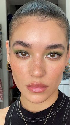 Makeup Verde, Green Cat Eye, Makeup Artist Makeup, Makeup Editorial, Makeup Eye Shadow, Eyebrows Makeup, Euphoria Makeup, Artist Makeup, Green Cat