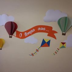 paper hot air balloons and kites are hanging on the wall with a banner that says temprososa