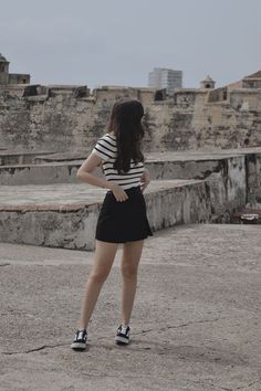 Outfit idea black skirt and vans Black Jersey Mini Skirt Outfit, Outfits With Black Skirt Summer, Skirt And Vans Outfit, Black Vans Outfit Women, Skirt With Vans, Striped Tshirt Outfits, Black Skirt White Shirt, Casual Black Skirt, Workout Skirt Outfit