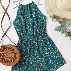 Xs=2 S=4 M=6 L=8/10 Xl=12 Xxl=14 Brand New Ships In 6-10 Days Color: Teal Blue Style: Boho Pattern Type: Ditsy Floral Details: Tie Back Type: Cami Neckline: Halter Sleeve Length: Sleeveless Waist Line: High Waist Length: Short Fit Type: Regular Fit Fabric: Non-Stretch Material: Polyester Composition: 97% Polyester, 3% Elastane Care Instructions: Machine Wash Or Professional Dry Clean Body: Unlined Sheer: No Flower Romper, Backless Romper, Cami Romper, Halter Romper, Stil Elegant, Jumpsuit Outfit, Outfit Trends, Cute Rompers, Plus Size Jumpsuit