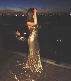 Golden Brunette, Exquisite Dresses, Satin Fashion, Classy Dresses, Golden Dress, Sequin Dresses, 80s Outfit, Fashion Photography Inspiration, Foto Poses