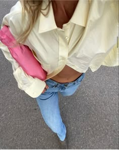 Street Style Classy, Street Style Comfy, Casual School Outfit, Yellow Shirt Outfit, Outfit Basics, Basics Outfit, Cool Girl Outfit, Blue Jeans Outfit, Shirt Outfit Summer