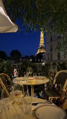 an outdoor dining area with chairs and tables in front of the eiffel tower