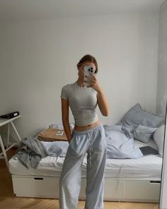 Skandinavian Fashion, Outfit Inspo Casual, Cute Lazy Day Outfits, Lazy Day Outfits, Stockholm Fashion, Crop Top Outfits, Mode Inspo, Tee Outfit, Tshirt Outfits