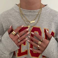 Rings Aesthetic Gold And Silver, Necklace And Rings Aesthetic, Gold Jewelry Casual Outfit, Gold Jewelry Aesthetic Vintage, Jewelry Accessories Outfit Style, Women Wearing Jewelry, How To Style Gold Rings, Gold And Silver Accessories Together, Gold Jewelry Street Style