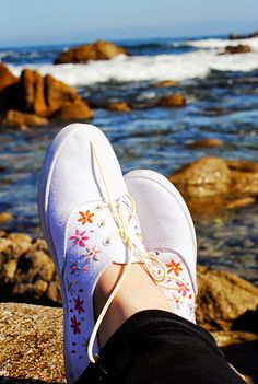 All Tangled Up | DIY EMBROIDERED CANVAS SHOES BY THE SEA Canvas Shoes Diy, Shoes Flowers, Shoes Embroidery, Embroidered Accessories, Shoe Decorations, Diy Sneakers, Crochet Shoes Pattern, Creative Shoes, Embroidery Shoes