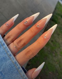 Classy Nude Nail Designs, Halloween Simples, White Stiletto Nails, White French Nails, Long Stiletto, Nude Nail Designs