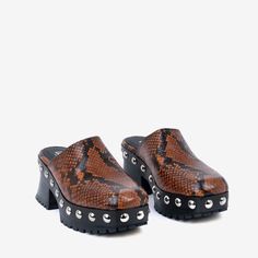 Chunky Clogs, Fashion 23, Platforms Shoes, Beaded Necklace Diy, Socks Sneakers, Swag Shoes, Shoe Boot Sandals, A Minor, Spring 2023