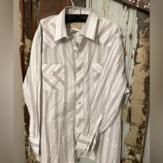 Men’s Wrangler Pearl Snap Dress Shirt Never Worn Beautiful Shirt Has Silver Pin-Striping. Smoke-Free Home.. Western Button Up, Western Show Shirts, Western Style Shirt, Pearl Snap Shirt, Rodeo Shirts, Western Style Outfits, Wrangler Shirts, Vintage Pearl, Silver Pin