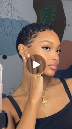 𝘔𝘢𝘳𝘪𝘢 𝘓𝘶𝘪𝘴𝘢 on Instagram: "🐈‍⬛🖤🌺🐼🎩✨🎬 . .inspo @nymcfly ✨✨ . . #explorar #makeuptutorial" Natural Afro, Natural Hair Cuts, Natural Afro Hairstyles, Afro Hair, Instagram Inspo, Afro Hairstyles, About Hair, Short Hairstyles, Hair Goals