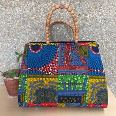 Handmade bag in Ghanaian fabric, internally lined in tone and with pockets. Snap button closure. With handles, to be worn on the shoulder or carried by hand. Ankara Bags, African Hats, Handmade Fabric Bags, Fabric Handbags, Printed Handbags, African Jewelry, Handmade Bag, Fabric Bags, Handmade Bags