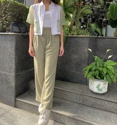 green white outfit inspo Pastel Green Pants Outfit, Earth Tone Outfits Women, Green White Outfit, Green And White Outfit, Ootd Moodboard, Korean Outfit Ideas