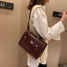 Academia Bag, Dark Academia Bag, Spring Purses, Trending Handbags, Mode Chanel, Everyday Handbag, Over The Shoulder Bags, Vintage Shoulder Bag, Shoulder Bags For Women