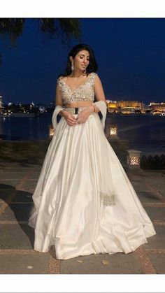 White Lehenga Designs Latest, Wedding Lehanga Aesthetic, Plain White Lehenga Simple, Lehenga Poses Ideas, Lahanga Design Latest Wedding Simple, Plain Satin Lehenga, Sangeet Lehenga For Bridesmaid, White Lehnga Outfit, Plain White Lehenga