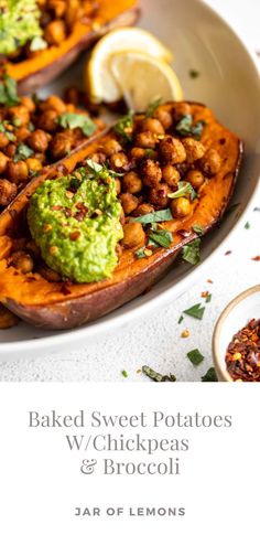 Baked sweet potato topped with pesto. Potatoes Stuffed, Veggie Side Dish Recipes, Broccoli Pesto, Easy Vegetarian Dinner, Best Vegetarian Recipes, Vegan Soup Recipes, Lentil Recipes