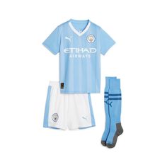 Completo Manchester City Prima Divisa Authentic 2023-2024. Preparati a tifare per la squadra inglese con questo nuova divisa. Tutti i capi sono realizzati con una composizione leggera e con proprietà traspiranti per essere pronti a godersi lo sport o a tifare per i Citizens. Etihad Stadium, Puma Kids, Puma Sport, City Kid, Adidas Football, Sport Football, White Boys, Kids Sports