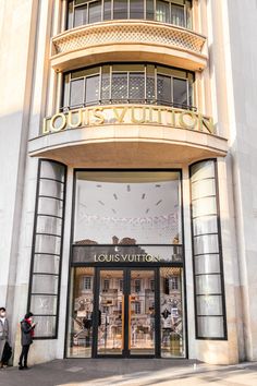 Paris Shopping Luxury, Luxury Stores Asetic, Store Louis Vuitton, Louis Vuitton Paris Store, Louis Vuitton Store Exterior, Louis Vuitton Store Paris, Paris Shopping Luxury Street, Louis Vuitton Shopping, Paris Shops