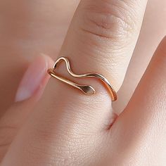 Snake Shape Open Wrap Ring. Minimalist design suitable for bohemian, punk, and various trending styles. #fashion #jewelry #snake #gold #silver #ring #minimalist Snake Ring Gold, Bijoux Fil Aluminium, Snake Ring Silver, Gold Rings Stackable, Gothic Rings, Animal Rings, Stylish Rings, Snake Ring, Jewelry Model