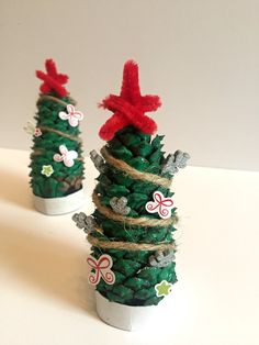 pine cone Christmas trees Pine Cone Craft, Pinterest Christmas Crafts, Best Christmas Decorations, Pinecone Crafts Kids, Pine Cone Christmas, Christmas Tree Craft, Pine Cone Christmas Tree, Christmas Recipes Easy, Cone Christmas Trees