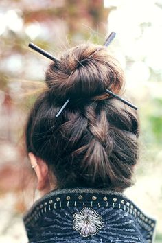 Chopstick Hairstyles. I could give or take the chopsticks, but I love the hidden braid below the bun! Hairstyles With Chopsticks, Chinese Hairstyles, Easy Bun Hairstyles For Long Hair, Hair Glam, Easy Bun Hairstyles, Glam Hair, Bohol