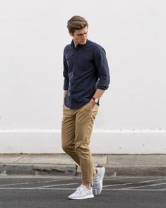 Chinos Men Outfit, Formal Men, Pants Outfit Men, Formal Men Outfit, White Tennis Shoes, Outfit Chic, Mens Casual Dress Outfits, Mens Fashion Casual Outfits, Stylish Mens Outfits