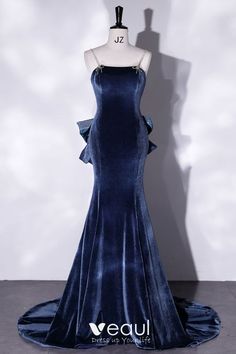 Sexy Navy Blue Suede Party Dresses 2022 Trumpet / Mermaid Rhinestone Spaghetti Straps Sleeveless Backless Bow Evening Party Cocktail Party Court Train Formal Dresses Green Dress Aesthetic Formal, Mid Size Prom Dress, Prom Dresses Velvet, Blue Long Prom Dresses, Dresses Velvet, Dark Blue Dress, Prom Dress Stores, Long Evening Dress, Prom Dress Inspiration