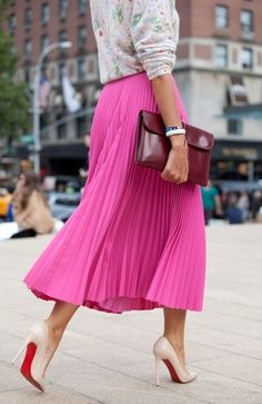 A pink midi skirt - wow! The new length looks so classic and chic. I love the combination with the simple pullover and the nude Louboutins. Perfect for a day in Paris. Diy Skirts, Pink Pleated Skirt, Walking Down The Street, Lingerie Vintage, Summer Styling, Pink Clutch, Casual Styles, Looks Street Style, Outfit Trends