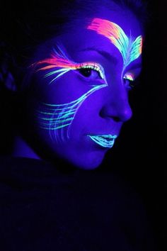 Glow In The Dark Makeup Look, Pintura Facial Neon, Rave Face Paint, Blacklight Makeup, Glow Face Paint, Black Light Makeup, Uv Face Paint, Uv Photography, Uv Makeup