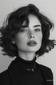 90's Bob Haircut for Old Money Look - Puqqu Chin Length Hair, Bob Haircut, American Beauty, Layered Haircuts, Womens Haircuts, Bobs Haircuts, Wavy Hair, Bob Hairstyles, Loki