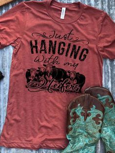 Southern Outfits, Cute Country Outfits, Estilo Country, Country Girls Outfits, Western Style Outfits, Printed Jersey, Cow Shirt, Country Fashion, Cute Shirt Designs