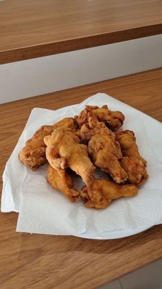 some fried food is sitting on a napkin