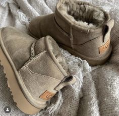 Boots Winter Outfit, Boots Ootd, Fashion Inspo Instagram, Ugg Mini Boots, Moodboard Fashion, Ugg Ultra Mini, Mini Boots, Baby Uggs